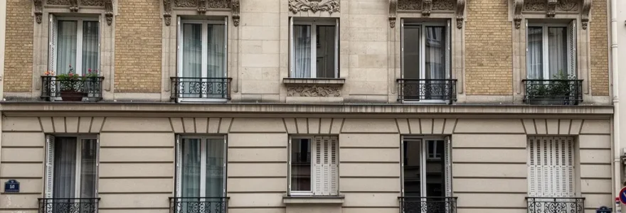Façade immeuble résidentiel français avec compteurs gaz collectifs en pied de bâtiment